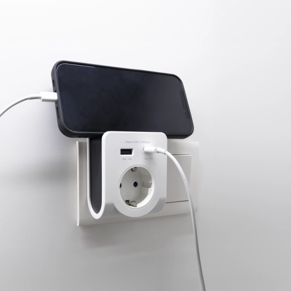 USB-Ladegerät mit 230V-Steckdose & USB Typ A & C