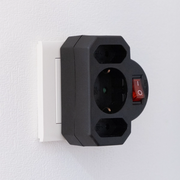 Adapter mit Schalter, 2+1-fach